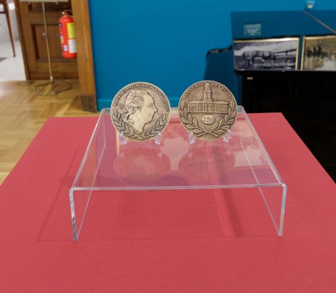 Academia Petrina 250. jubileju noslēdz ar unikālu medaļu