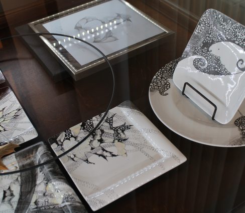 Ivandas Spulles-Meieres grafikas, keramikas, autordarbu un Jura Zēberga fotogrāfiju izstāde “Tas ir maz, tas ir daudz…/Imants Ziedonis”