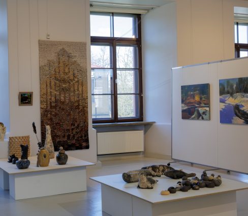 Jelgavas mākslinieku biedrības dalībnieku pavasara darbu izstāde “Brīdis pārdomām”